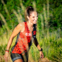 RUNNING SHIRT #SOYMARATON Voor DAMES - KAMUABU Rood/zwarte Tanktop 7 RUNNING SHIRT #SOYMARATON Voor DAMES - KAMUABU Rood/zwarte Tanktop -Puur Mode running shirt soymaraton voor dames kamuabu roodzwarte tanktop 3