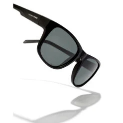 HAWKERS Zonnebrillen Voor Mannen En Vrouwen BLACK DARK POLARIZED - OWENS 6 HAWKERS Zonnebrillen Voor Mannen En Vrouwen BLACK DARK POLARIZED - OWENS -Puur Mode zonnebrillen voor mannen en vrouwen black dark polarized owens 2
